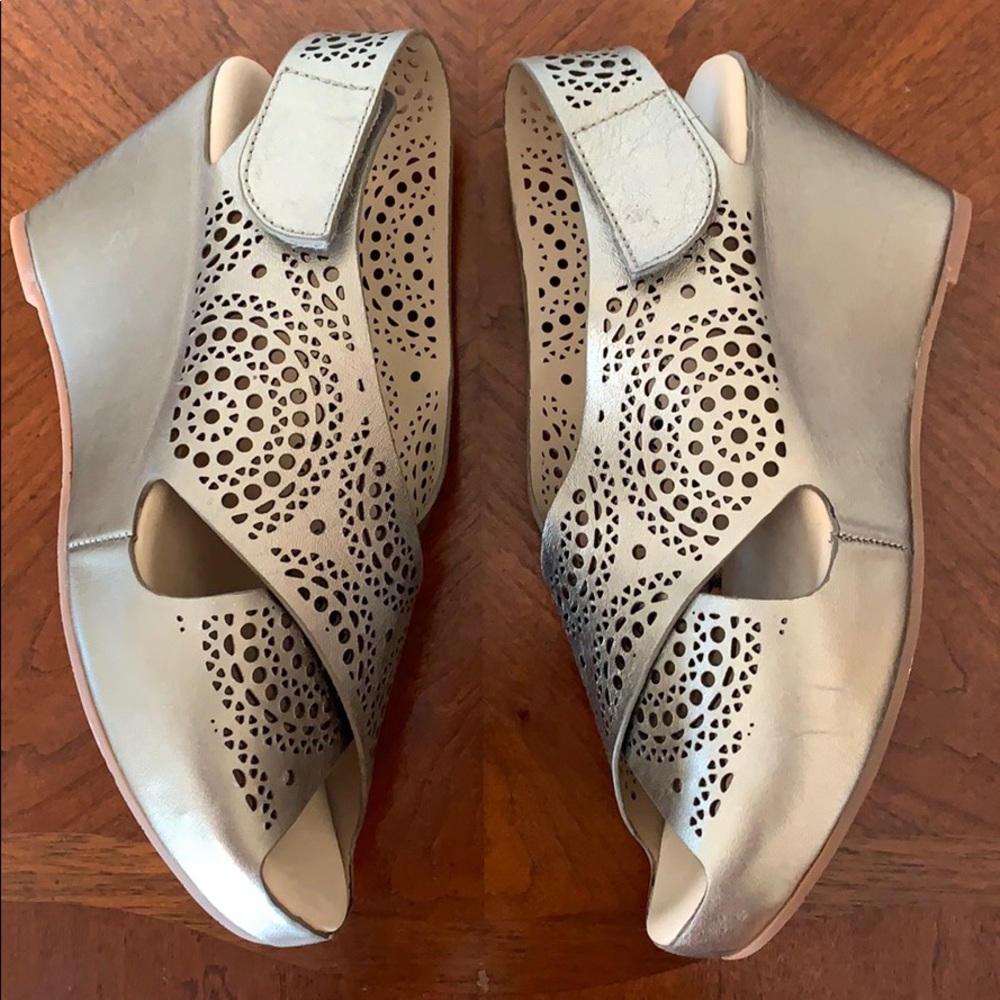 Johnston & Murphy "Tori" Wedge sandals Gold laser-cut leather Size 8 Open Toe - Picture 3 of 7